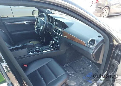 2014 Mercedes-Benz C 300 Luxury 4Matic/Sport 4Matic z USA, uszkodzony, nr VIN WDDGF8AB4EA962188